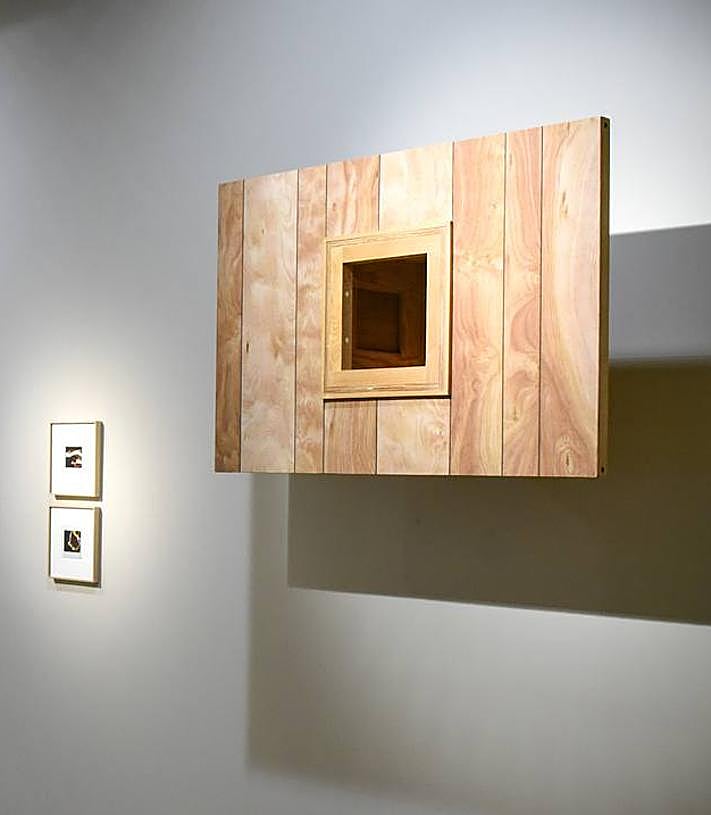 Imagen secundaria 2 - Darío Urzay, Pello Irazu y Txomin Badiola en la galería Michel Mejuto junto a algunas de las obras expuestas.